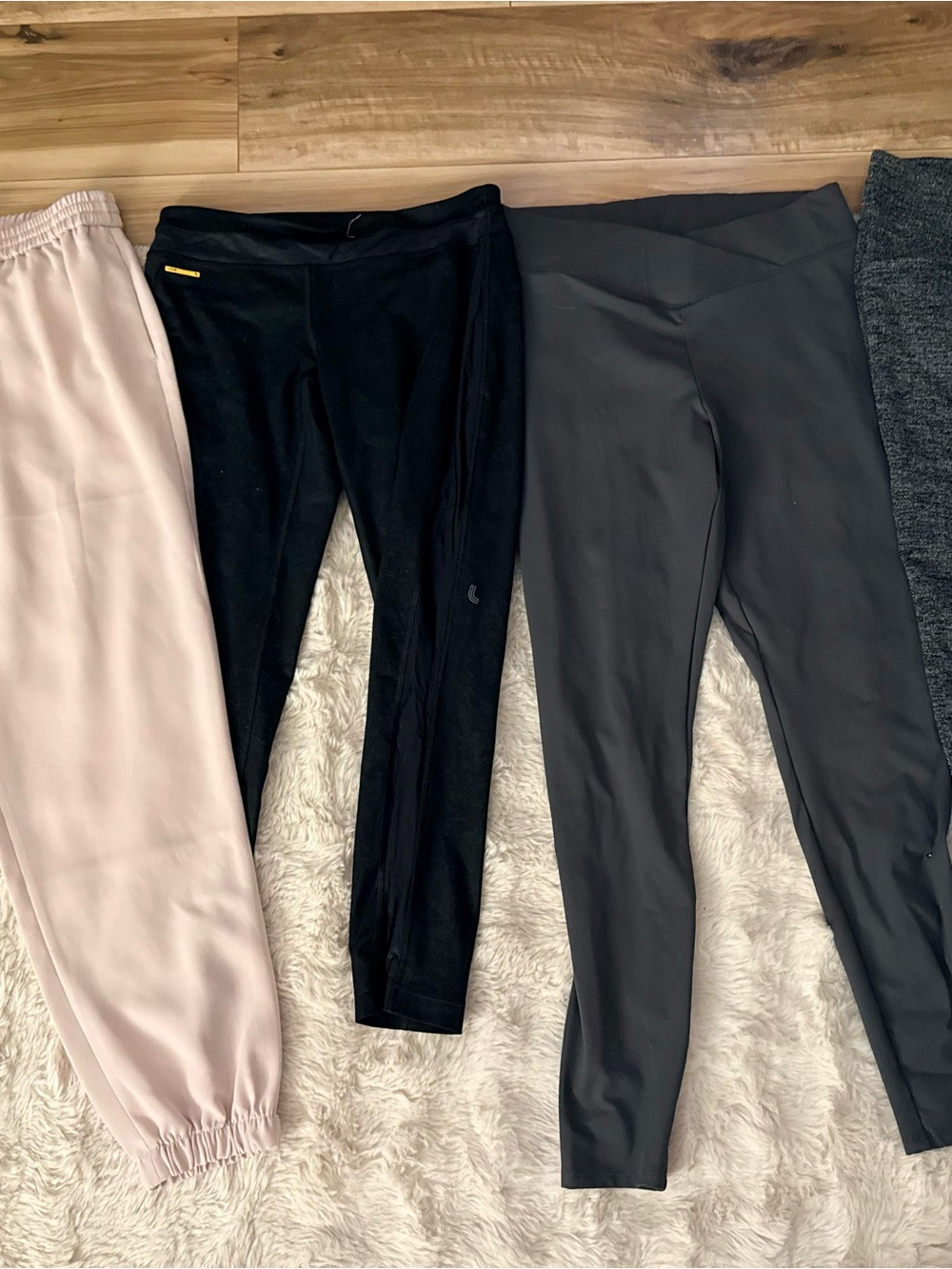 Bundle of 4 womens pants/leggings size M